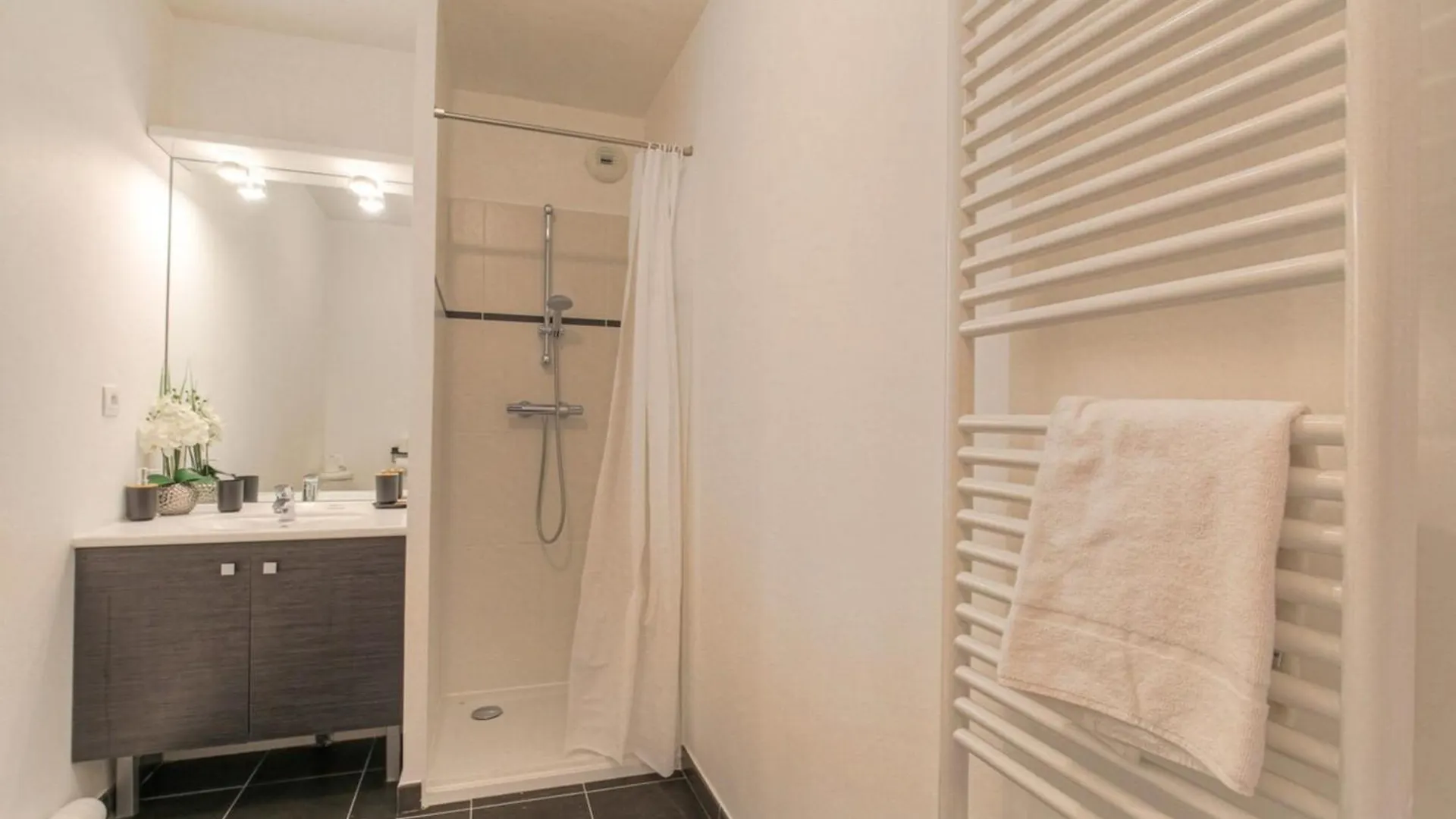 Cosy Et Calme Avec Parking Apartment Villeurbanne France